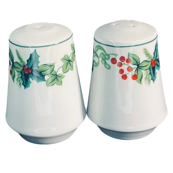 Cardinal Porcelain Holly Berries & Ivy Christmas Salt & Pepper Shakers Vintage - Picture 2 of 4